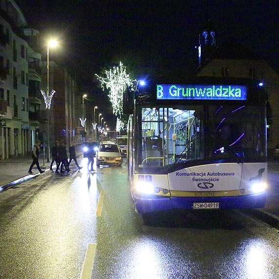Osobowy hyundai uderzy w autobus wiozcy pasaerk