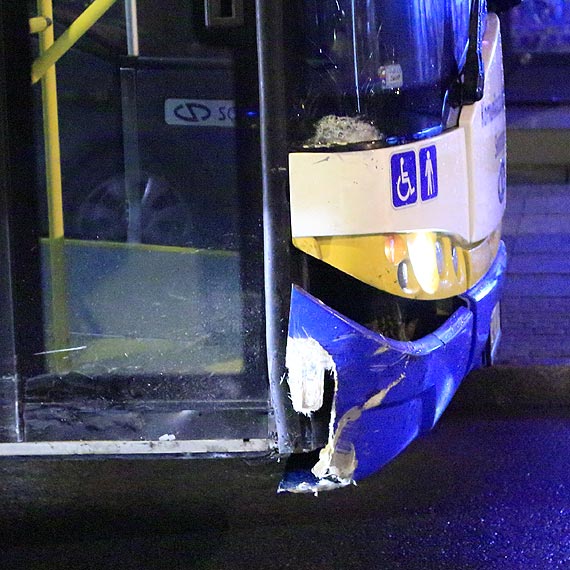 Osobowy hyundai uderzy w autobus wiozcy pasaerk