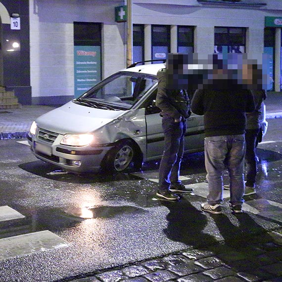 Osobowy hyundai uderzy w autobus wiozcy pasaerk