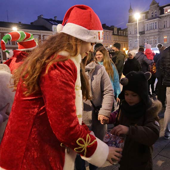 Mikoajki 2017. Na Placu Wolnoci rozbysa choinka i witeczne ozdoby! Zobacz film!