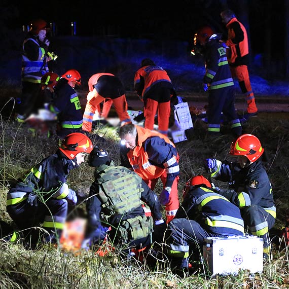 Przegra walk o ycie - nie udao si uratowa jednego z pasaerw rozbitego mercedesa