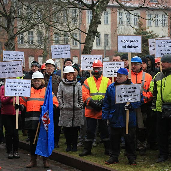 Protest stoczniowcw przed Urzdem Miasta: Teraz dobra zmiana a stocznia w winoujciu zaorana. Zobacz film!