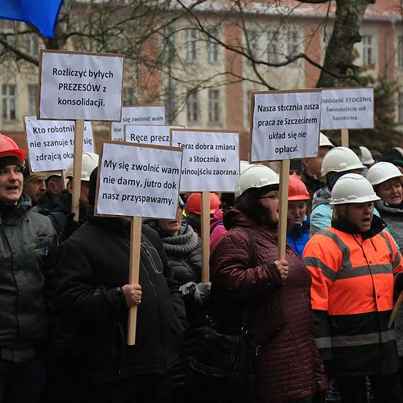 Protest stoczniowcw przed Urzdem Miasta: Teraz dobra zmiana a stocznia w winoujciu zaorana. Zobacz film!