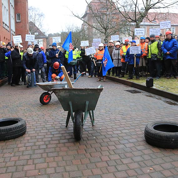 Protest stoczniowcw przed Urzdem Miasta: Teraz dobra zmiana a stocznia w winoujciu zaorana. Zobacz film!