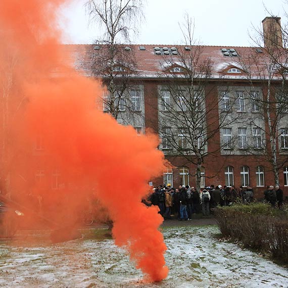 Protest stoczniowcw przed Urzdem Miasta: Teraz dobra zmiana a stocznia w winoujciu zaorana. Zobacz film!