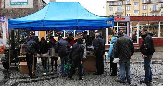 Ponad 6000 pierogw, okoo 300 litrw czerwonego barszczu, dziesitki kilogramw bigosu - 22 grudnia wigilia dla potrzebujcych  