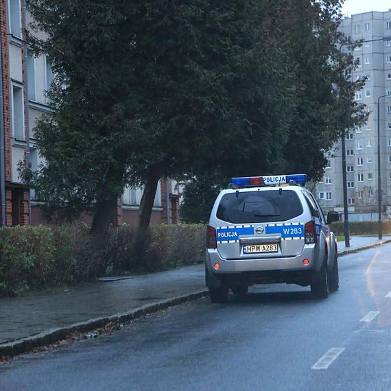 Wzi narkotyki, a potem tarza si po klatce schodowej! Na pomoc 44 - latkowi wezwano pogotowie i policj!