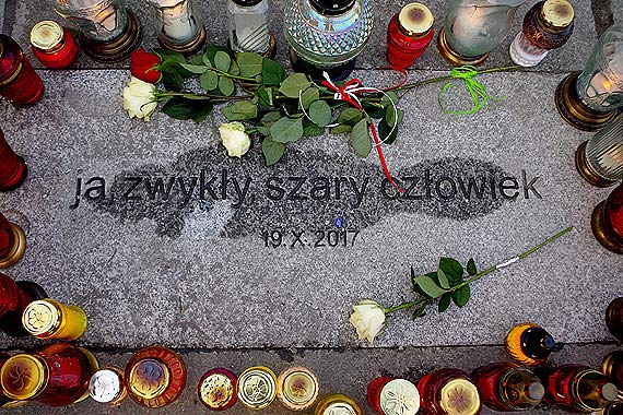 Mieszkacy winoujcia spotkaj si uczci heroiczny czyn Piotra S., ktry dokona aktu samospalenia: Obudcie si!