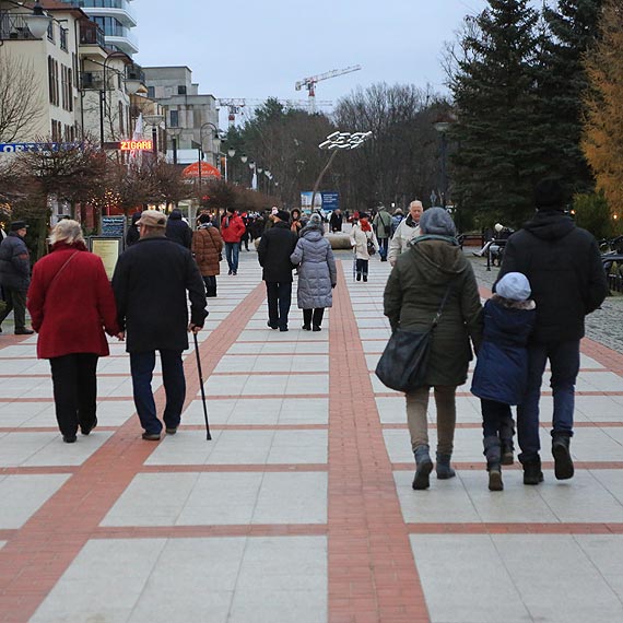 Nowa wiecka tradycja? - witeczna promenada rozbrzmiewa indiask muzyk, kold pki co nie sycha...