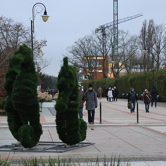 Nowa wiecka tradycja? - witeczna promenada rozbrzmiewa indiask muzyk, kold pki co nie sycha...