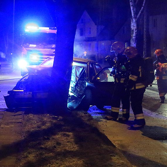 Piaskarka przyjechała za późno... Kierowca samochodem wpadł w poślizg