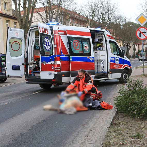 Na Moniuszki kobieta wpadła pod samochód. 83 - latka przebiegała przez jezdnie w miejscu niedozwolonym!