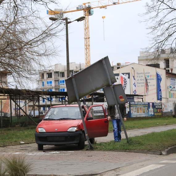 Na oczach policjantw wjecha w znak drogowy. Mwi, e pieszy si do kobiety