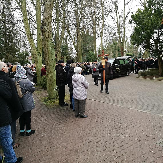 Otoczony przyjacimi, pamici i pikn opraw ostatniego poegnania, Waldemar Buczyski odprowadzony na miejsce wiecznego spoczynku