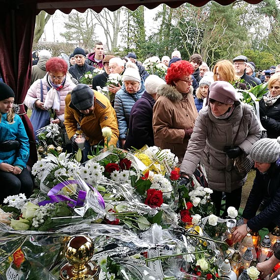 Otoczony przyjacimi, pamici i pikn opraw ostatniego poegnania, Waldemar Buczyski odprowadzony na miejsce wiecznego spoczynku