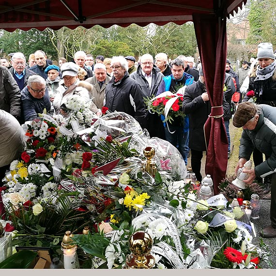 Otoczony przyjacimi, pamici i pikn opraw ostatniego poegnania, Waldemar Buczyski odprowadzony na miejsce wiecznego spoczynku