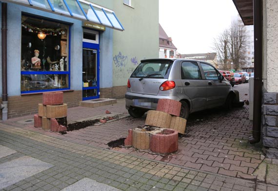 Szalecza ucieczka kierowcy matiza przed policj! 22- latek o may wos nie rozjecha 3 - osobowej rodziny z dzieckiem!