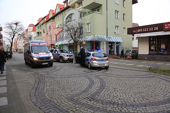 Szalecza ucieczka kierowcy matiza przed policj! 22- latek o may wos nie rozjecha 3 - osobowej rodziny z dzieckiem!