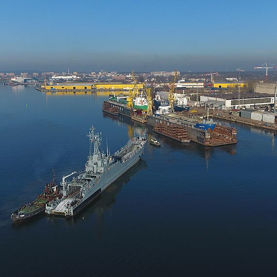 ORP Lublin w asycie wpyn do winoujskiej stoczni. Zobacz film!