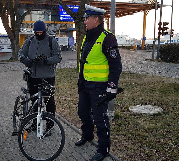Świnoujscy policjanci dbają o bezpieczeństwo pieszych i rowerzystów