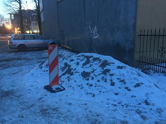 Powiteczne nieporzdki na tymczasowym parkingu. Prowizorka i baagan w centrum miasta
