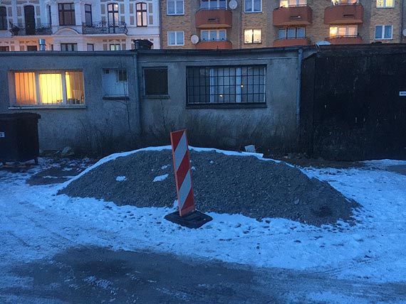 Powiteczne nieporzdki na tymczasowym parkingu. Prowizorka i baagan w centrum miasta