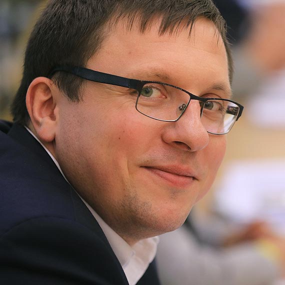 Jak traktowa innych z szacunkiem? Radny Borowski uczy starszych kolegw odpowiednich zachowa