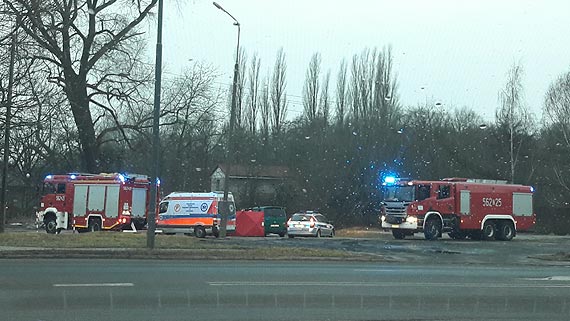 Zwoki mczyzny na parkingu - policja kryminalna zabezpiecza lady