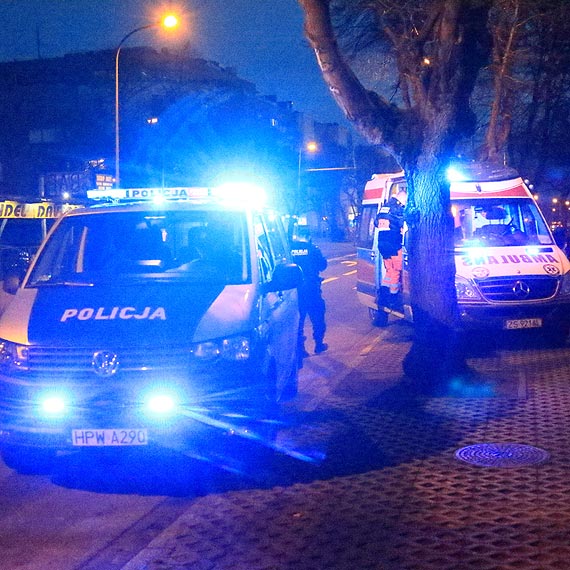 Pobił dziewczynę „z miłości”, kastetem uderzył jej kolegę - policja zabrała agresora w kajdankach