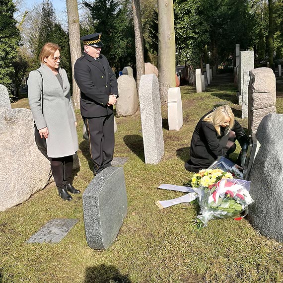 Dzi 73 rocznica bombardowania winoujcia.  Uroczystoci rozpoczy si ju wczoraj na winoujskim cmentarzu