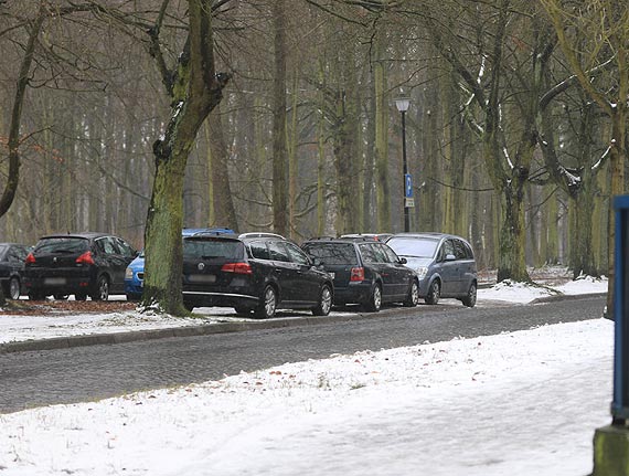 Parking przed komend policji jest stanowczo za may. Czy miasto planuje jego przebudow?