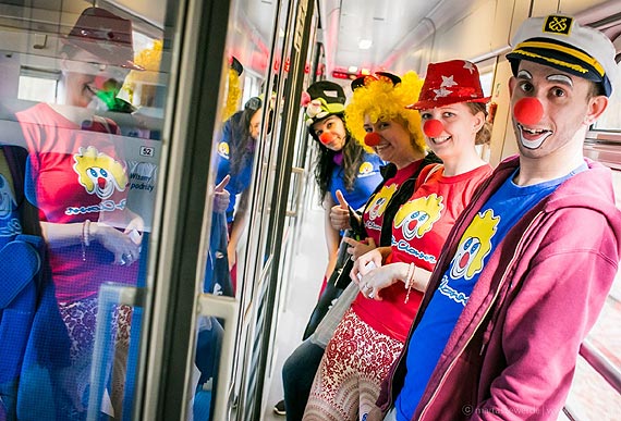 Pocig do umiechu – Fundacja „Dr Clown” w pocigach PKP Intercity pokazuje, e umiech leczy