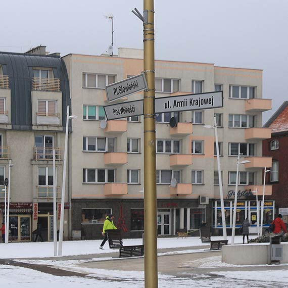 Powyginane znaki „zdobi” centrum miasta