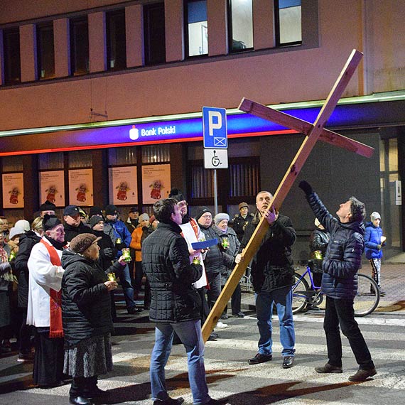 Setki winoujcian uczestniczyy w drodze krzyowej ulicami miasta