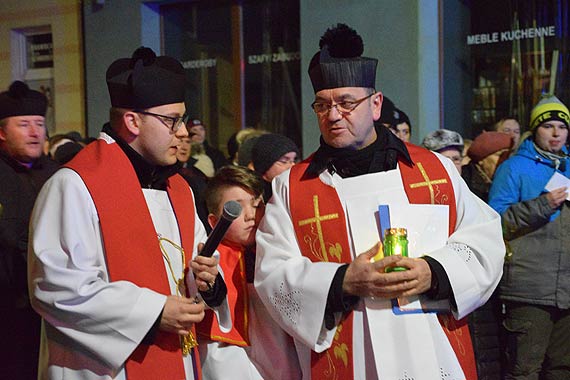 Setki winoujcian uczestniczyy w drodze krzyowej ulicami miasta