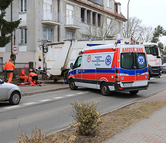 Groźny wypadek podczas pracy - mężczyzna został przygnieciony przez śmieciarkę