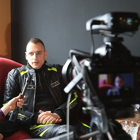 Adam Gutkowski jedzie zawstydzi najlepszych motocyklistw wiata. Pom mu  speni marzenie. Zobacz filmy!