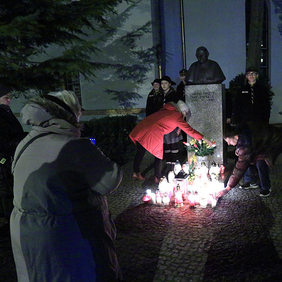 Modlitwa, piewy i ognie pamici w rocznic odejcia Jana Pawa II