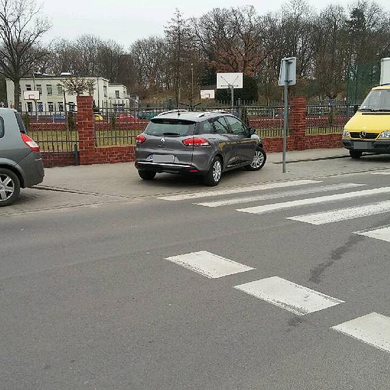 Pasy? Chodnik? I tak tu zaparkuj!