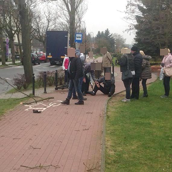  Zahaczona przez ciarwk ga uderzya rowerzyst. Mczyzna zosta odwieziony karetk