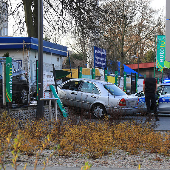 Samochód wbił się do biura komisu, w którym przebywał właściciel!