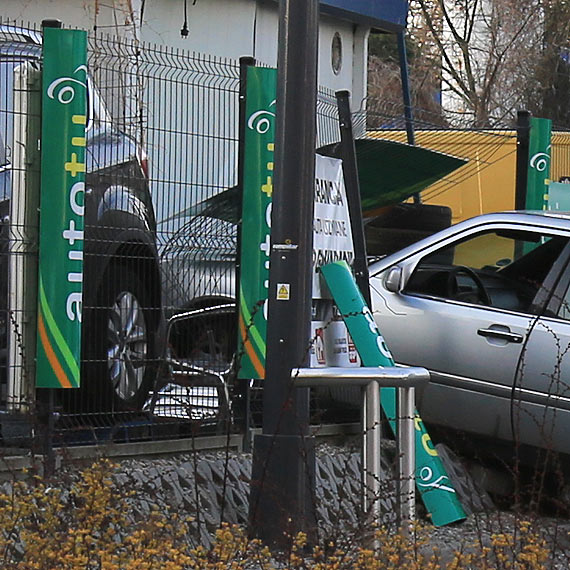 Samochód wbił się do biura komisu, w którym przebywał właściciel!