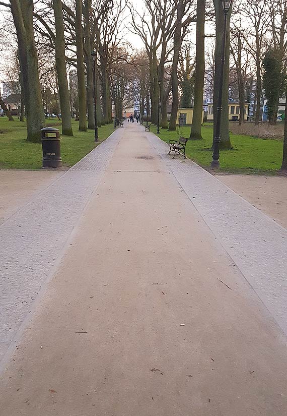 Aleje w Parku Zdrojowym s pene dziur. Zdaniem Czytelnika, nie od wczoraj...