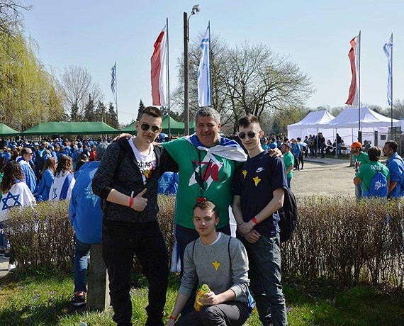 Uczniowie CEZIT w marszu ywych