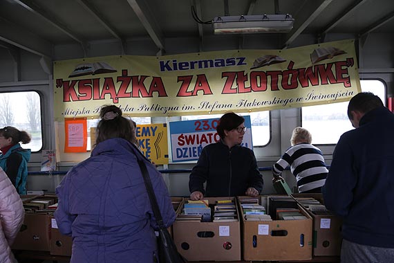 W Światowy Dzień Książki w Świnoujściu książki pływały w poprzek Świny