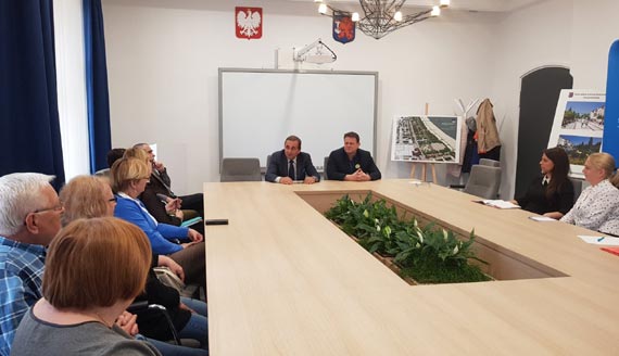 Z dziećmi na wesoło, z dorosłymi poważnie