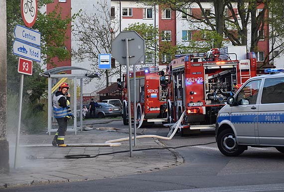 Dym wydobywajcy si z piwnicy zaalarmowa straakw i policjantw