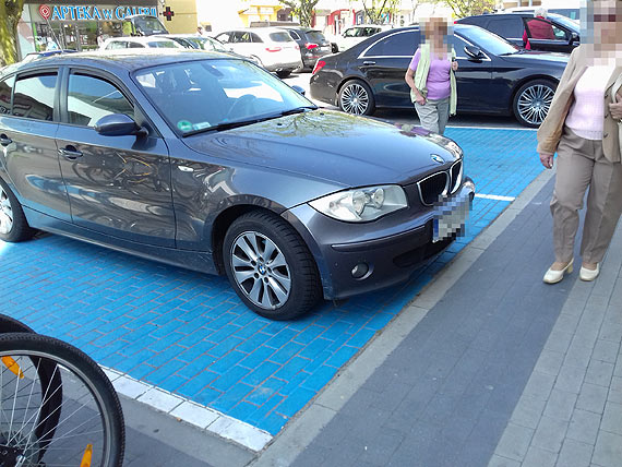 Opiekunka osoby niepenosprawnej pyta, czy takie parkowanie jest prawidowe?