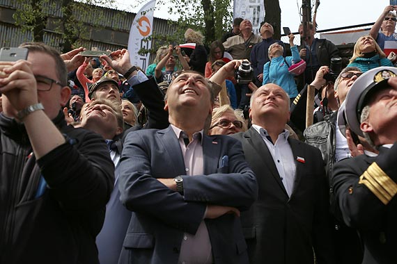 Najwikszy maszt biao czerwonej - latarnia morska. Zobacz film!