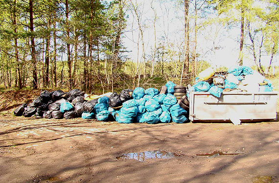 Wielkie sprztanie w lasach! Stare opony, plastikowe butelki i odpady budowlane - na to wszystko natknli si lenicy